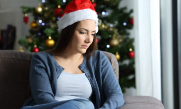 Κατάθλιψη και γιορτές: 8 απλοί τρόποι για να διαχειριστούμε το «γιορτινό» στρες