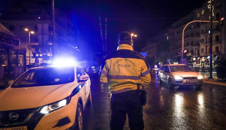 Κορονοϊός: Μπλόκα σε δρόμους, κλειστοί σταθμοί Μετρό και έφοδοι σε ρεβεγιόν σε σπίτια