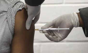 Κορονοϊός: Στο 70% η αποτελεσματικότητα των δύο δόσεων του εμβολίου της AstraZeneca