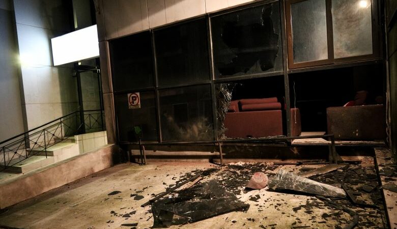 Δήμος Αθηναίων για την επίθεση στα γραφεία της Δημοτικής Αστυνομίας: Τους αφήνουμε στην κρίση των πολιτών
