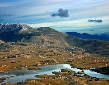 Η εποχιακή λίμνη του Παρνασσού με την καθηλωτική ομορφιά