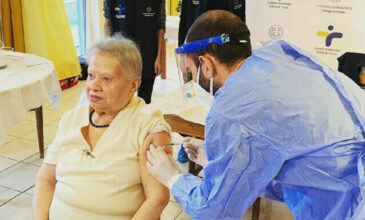 Μία 95χρονη η πρώτη που εμβολιάστηκε σε οίκο ευγηρίας