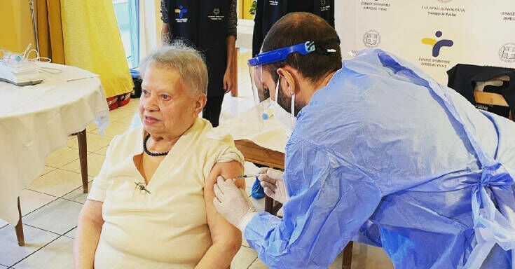 Μία 95χρονη η πρώτη που εμβολιάστηκε σε οίκο ευγηρίας