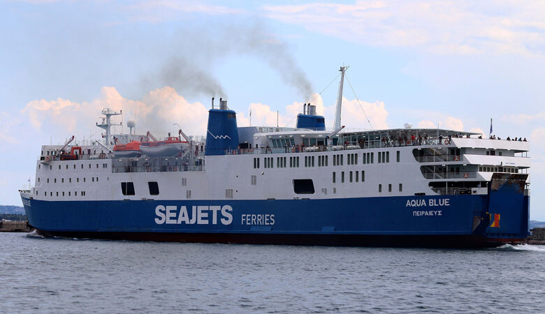 Βλάβη στη μηχανή του «AQUA BLUE» – Αναχώρησε για το λιμάνι του Λαυρίου χωρίς επιβάτες