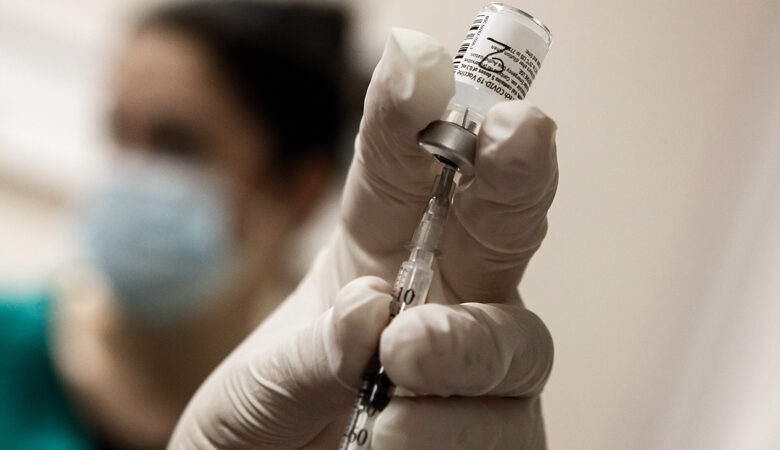 Ξεκινά από Δευτέρα ο εμβολιασμός για πολίτες άνω των 85 – Πώς θα κλείνουν ραντεβού