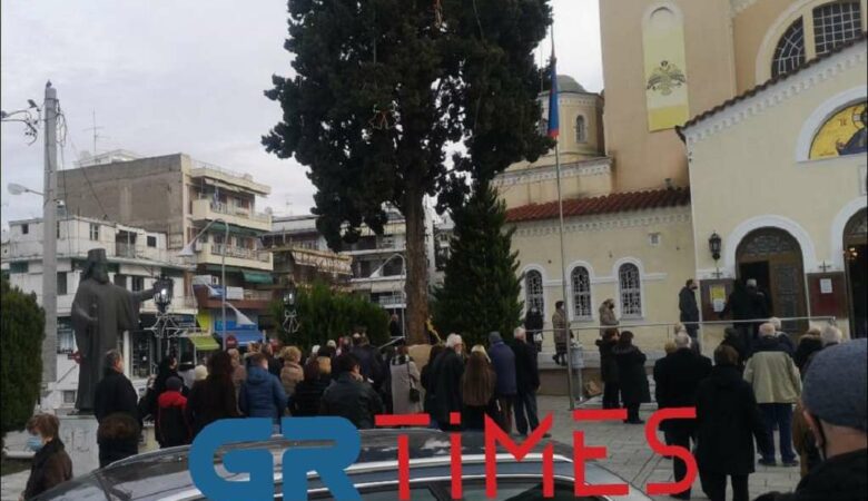 Θεοφάνεια: Κοσμοσυρροή στη Μητρόπολη Καλαμαριάς