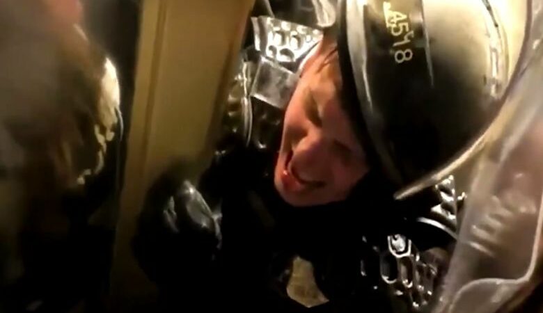 Εισβολή στο Καπιτώλιο: Βίντεο-ντοκουμέντο με αστυνομικό να ουρλιάζει εγκλωβισμένος
