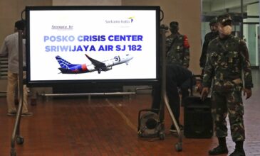 Ινδονησία: Σωστικά συνεργεία στη θαλάσσια περιοχή που έπεσε το αεροπλάνο