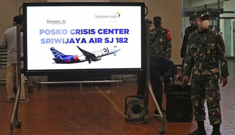 Ινδονησία: Σωστικά συνεργεία στη θαλάσσια περιοχή που έπεσε το αεροπλάνο