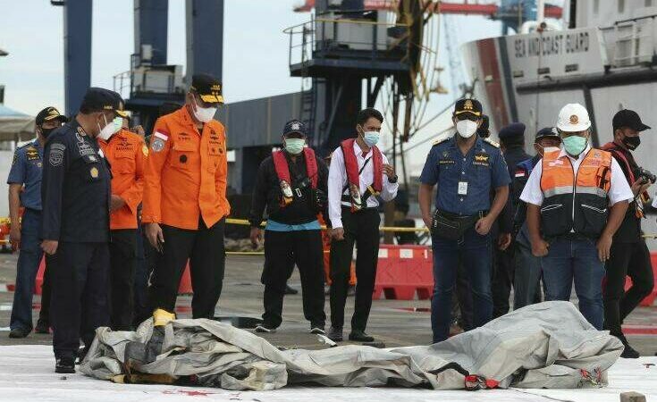 Ινδονησία: Βρέθηκαν συντρίμμια και υπολείμματα πτωμάτων μετά τη συντριβή του Boeing