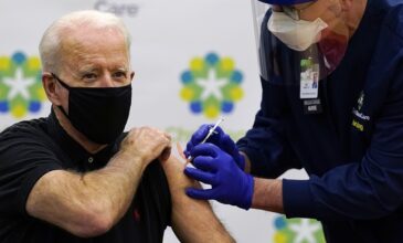 Κορονοϊός: Ο Μπάιντεν εμβολιάστηκε με τη δεύτερη δόση σε απευθείας σύνδεση