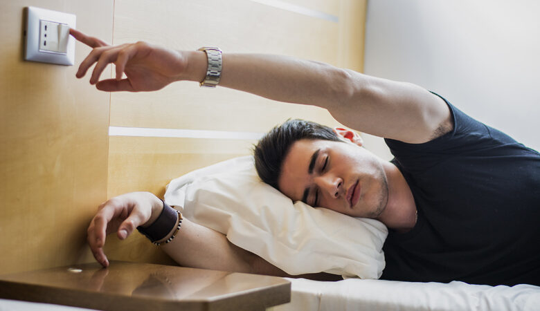 Πώς ο ύπνος με αναμμένο φως εμποδίζει την απώλεια βάρους