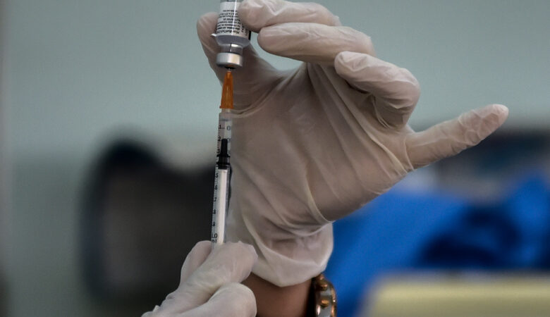 Εμβόλιο κορονοϊού: Πότε ανοίγει η πλατφόρμα για τις ηλικιακές ομάδες 70-74 και 65-69