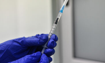 Covid-19: Πάνω από 100 εκατ. δόσεις εμβολίων έχουν χορηγηθεί σε όλο τον κόσμο