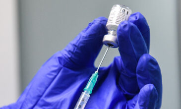NYT: Τρίτη δόση 8 μήνες μετά τον αρχικό εμβολιασμό θα συστήσουν οι ΗΠΑ