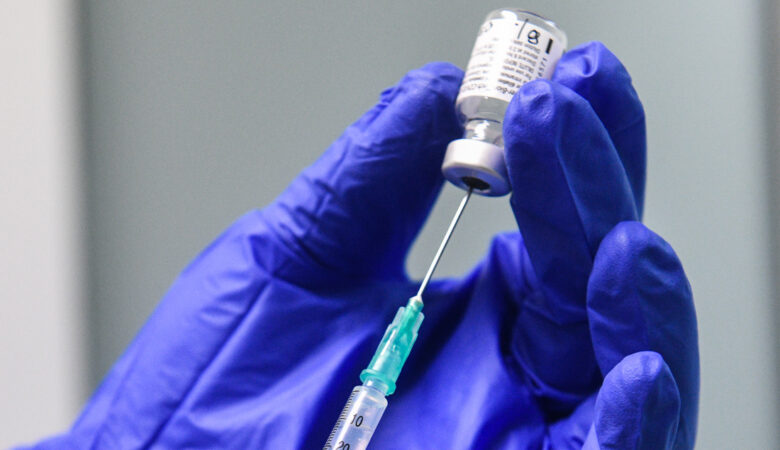 Κορονοϊός: Στο «τραπέζι» η χορήγηση τρίτης δόσης του εμβολίου στον γενικό πληθυσμό
