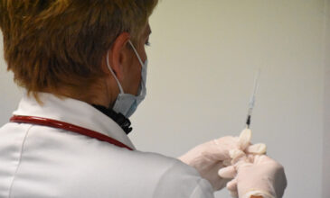 Τζανάκης: Οι υγειονομικοί που δεν εμβολιάζονται, να μεταφερθούν σε άλλες υπηρεσίες
