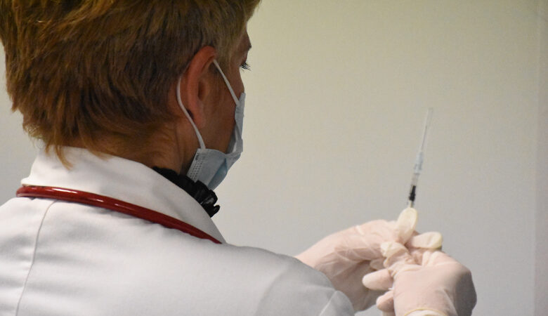 Τζανάκης: Οι υγειονομικοί που δεν εμβολιάζονται, να μεταφερθούν σε άλλες υπηρεσίες