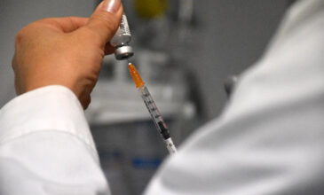 Εμβόλιο κορονοϊού: Τι αφορά τις έγκυες, τους αλλεργικούς και όσους έχουν νοσήσει