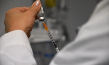 «Βοήθεια από την πολιτεία σε όσους δεν μπορούν να μετακινηθούν για εμβολιασμό»