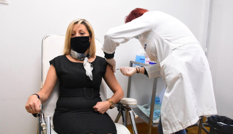 Κορονοϊός: Χορήγηση προσωρινού ΑΜΚΑ όσων δεν έχουν για να εμβολιαστούν