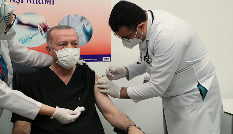 Κορονοϊός: Εμβολιάστηκε ο Ερντογάν σε ζωντανή μετάδοση