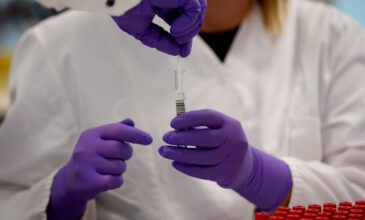 Έρευνα κορονοϊός: Ο πλήρης εμβολιασμός προστατεύει από πολύμηνα συμπτώματα