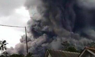 Έκρηξη ηφαιστείου στην Ινδονησία – Τέφρα εκτοξεύτηκε σε ύψος 5 χιλιομέτρων