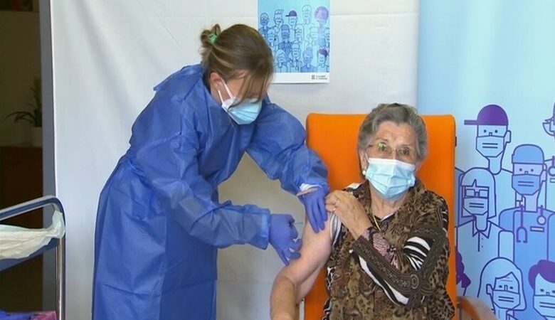 Η Ισπανία ξεκίνησε να χορηγεί τη δεύτερη δόση του εμβολίου κατά της Covid-19