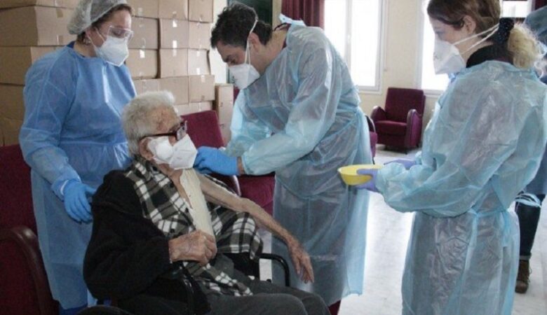 Υπεραιωνόβιος ο πρώτος που εμβολιάστηκε στο δημοτικό γηροκομείο Χανίων