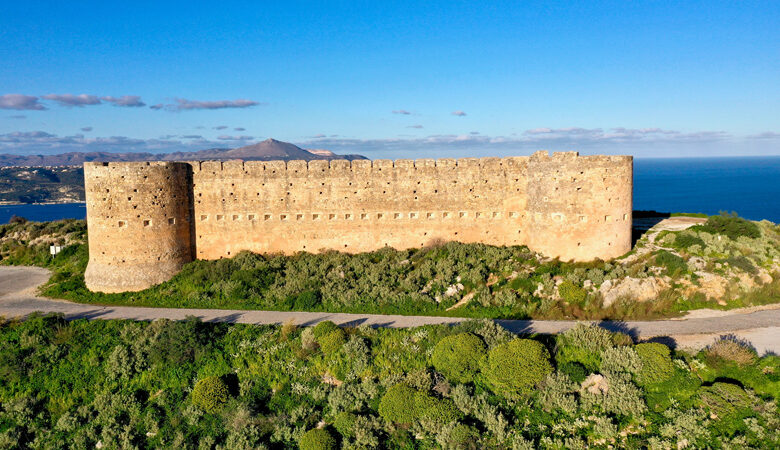 Το επιβλητικό φρούριο δίπλα στο χωριό – φάντασμα της Κρήτης