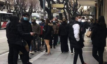 Κορονοϊός: Ουρές και εικόνες συνωστισμού έξω από τα καταστήματα στη Θεσσαλονίκη