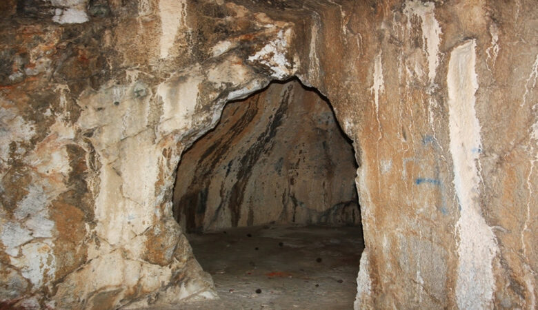 Η σπηλιά της Αθήνας που ονομάζεται φυλακή του Σωκράτη