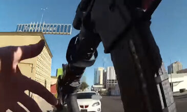 Βίντεο με αστυνομικό να πυροβολεί θανάσιμα ένοπλο που κρατά παιδί στα χέρια του