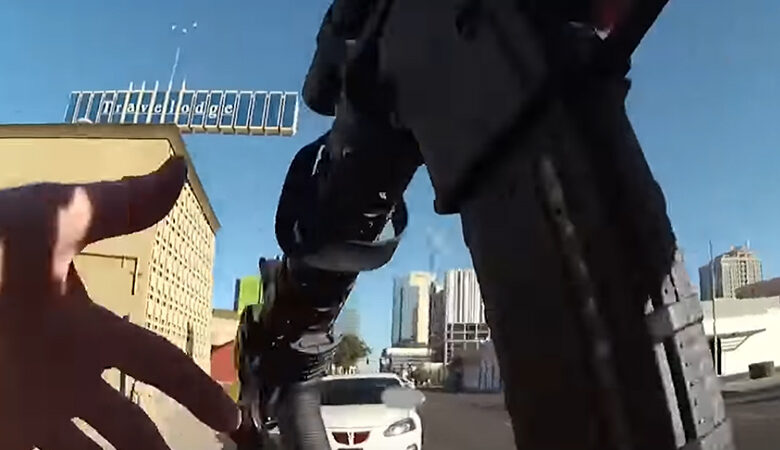 Βίντεο με αστυνομικό να πυροβολεί θανάσιμα ένοπλο που κρατά παιδί στα χέρια του