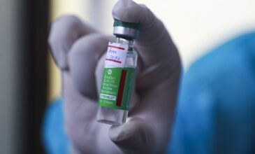 Μόσιαλος για εμβόλια: Η Ευρωπαϊκή Επιτροπή άργησε τις παραγγελίες