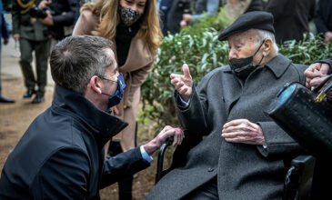 Συνάντηση Μπακογιάννη με 93χρονο επιζήσαντα από το Άουσβιτς