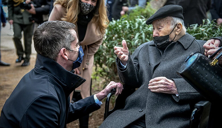 Συνάντηση Μπακογιάννη με 93χρονο επιζήσαντα από το Άουσβιτς