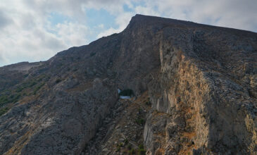 Το εκκλησάκι στο Μέσα Βουνό που δύσκολα εντοπίζεις στα βράχια