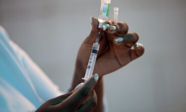 AstraZeneca: Αποτελεσματικό και για τους άνω των 65 ετών το εμβόλιο