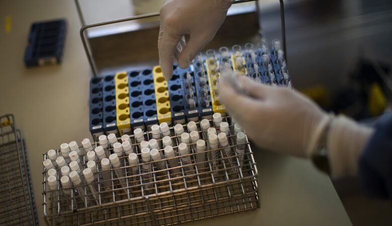 Κορονοϊός: Επιβεβαιώθηκαν κρούσματα μόλυνσης με δύο διαφορετικούς τύπους του ιού ταυτόχρονα