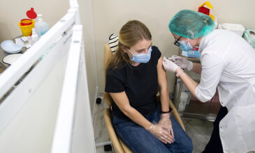 Κορονοϊός: Σχεδόν 1 εκατ. Ρώσοι έχουν ήδη εμβολιασθεί με δύο δόσεις