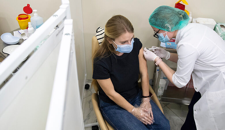 Κορονοϊός: Σχεδόν 1 εκατ. Ρώσοι έχουν ήδη εμβολιασθεί με δύο δόσεις