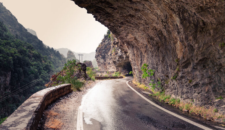 Ο ελληνικός δρόμος που σε περνάει κυριολεκτικά μέσα… από το βουνό