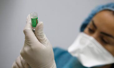 Εμβόλιο AstraZeneca: Δεν συστήνεται για τους άνω των 65 ετών