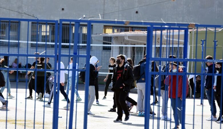 Εξαδάκτυλος: Να κλείσουν τα σχολεία τώρα πριν γίνουμε Βρετανία και Πορτογαλία