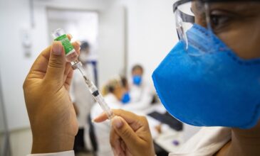 Κορονοϊός: Ξεκινούν δοκιμές του συνδυασμού δόσης των εμβολίων της AstraZeneca και του Sputnik V