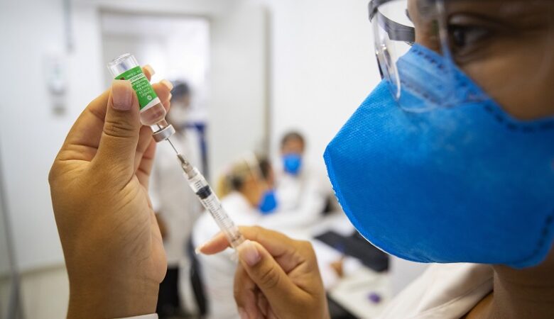 Κορονοϊός: Ξεκινούν δοκιμές του συνδυασμού δόσης των εμβολίων της AstraZeneca και του Sputnik V