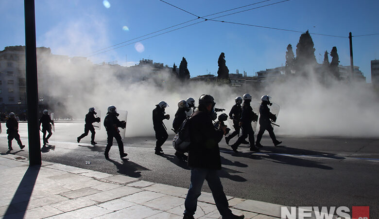 Ένταση με μπογιές και χημικά στο πανεκπαιδευτικό συλλαλητήριο στην Αθήνα