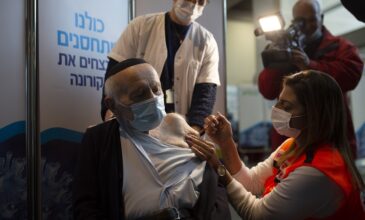 Κορονοϊός: «Φρένο» στην εξάπλωση του ιού στους ηλικιωμένους βάζει το εμβόλιο της Pfizer